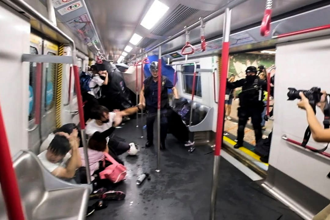 2019年8月31日晚上11时左右，防暴警察在港铁太子站月台及车厢的乘客以无差别的方式施放胡椒喷剂及以警棍殴打。