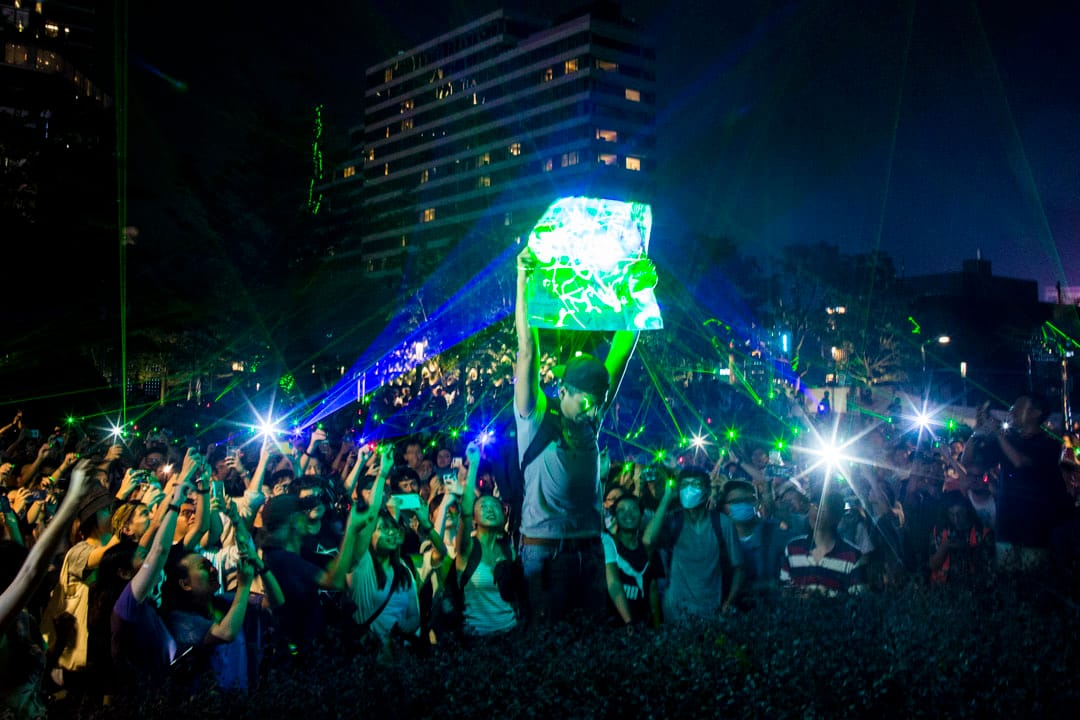 2019年8月7日，香港市民在太空馆外用雷射笔集体观星，抗议警方对购买雷射笔的浸会大学学生会会长方仲贤以涉嫌藏有攻击性武器拘捕。