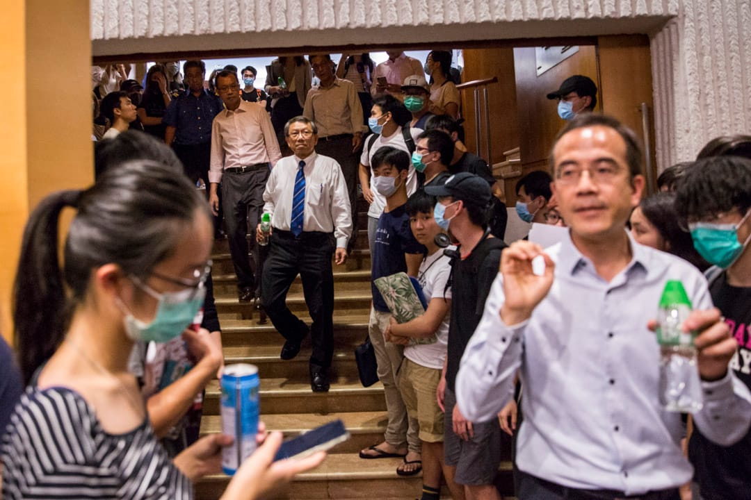 2019年10月3日，中大校長段崇智與學生展開對話，時任中大副校長吳樹培陪伴離開對話現場，攝：林振東/端傳媒  