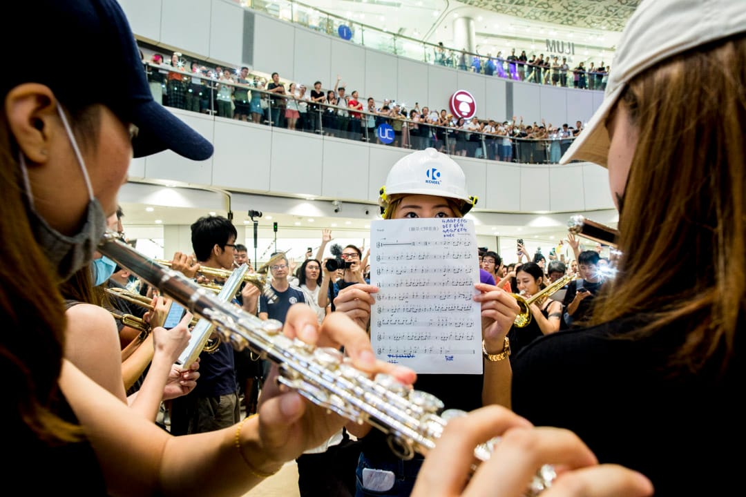 2019年9月12日,观塘apm商场,数百市民高唱《愿荣光归香港》。