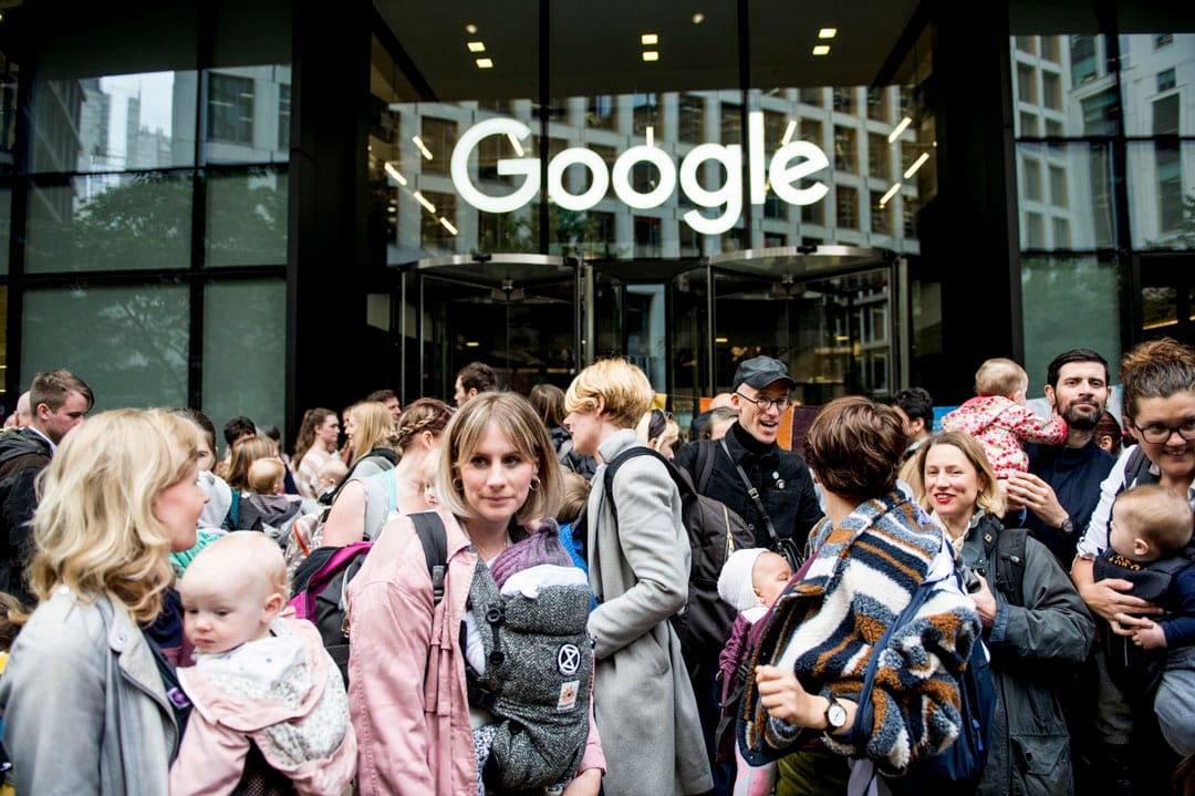 2019年10月16日,伦敦反气候变化的示威者在Google UK总部外抗议。