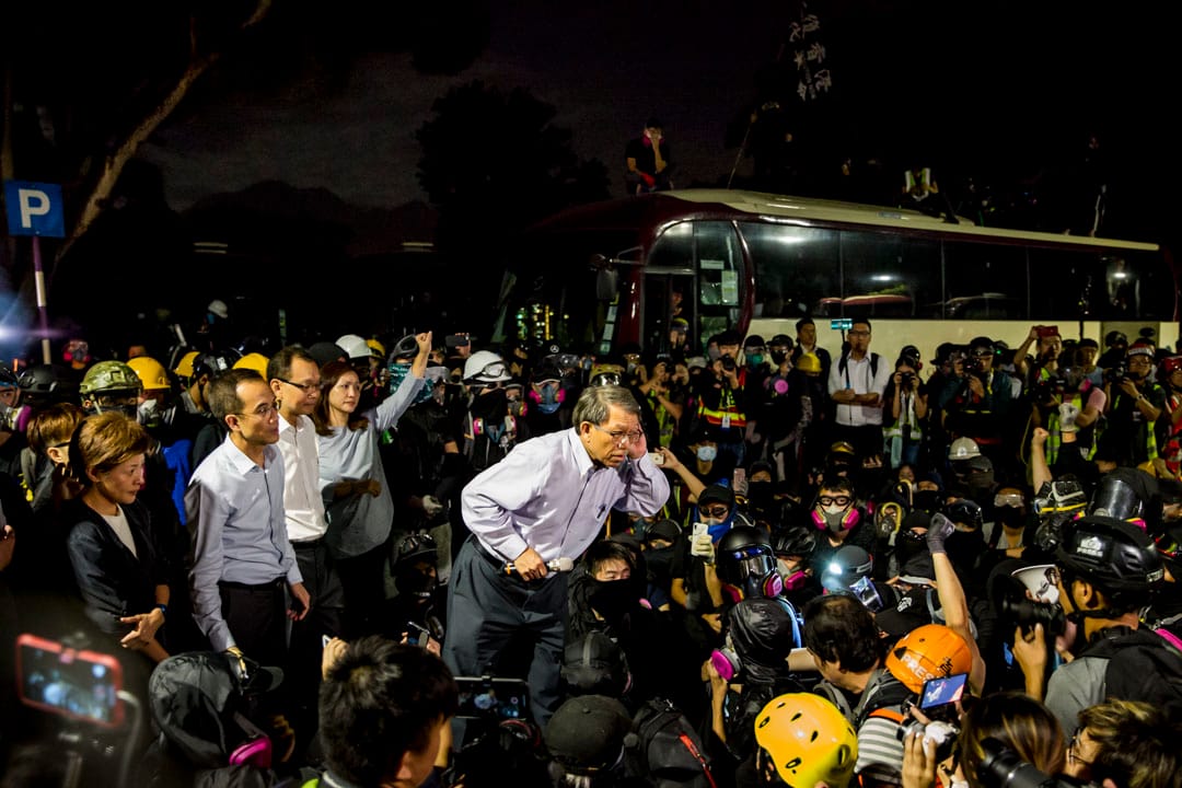 2019年11月12日，中大校长段崇智与警方谈判后，与一众学生及示威者交代双方让步方案。摄：林振东/端传媒