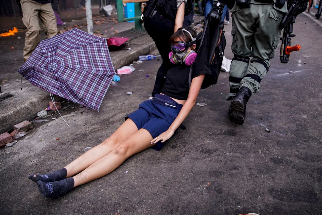 2019年11月18日，示威者試圖離開理大校園，警方在科學館道暢運道一帶追捕嘗試突圍的人。攝：廖雁雄/端傳媒    