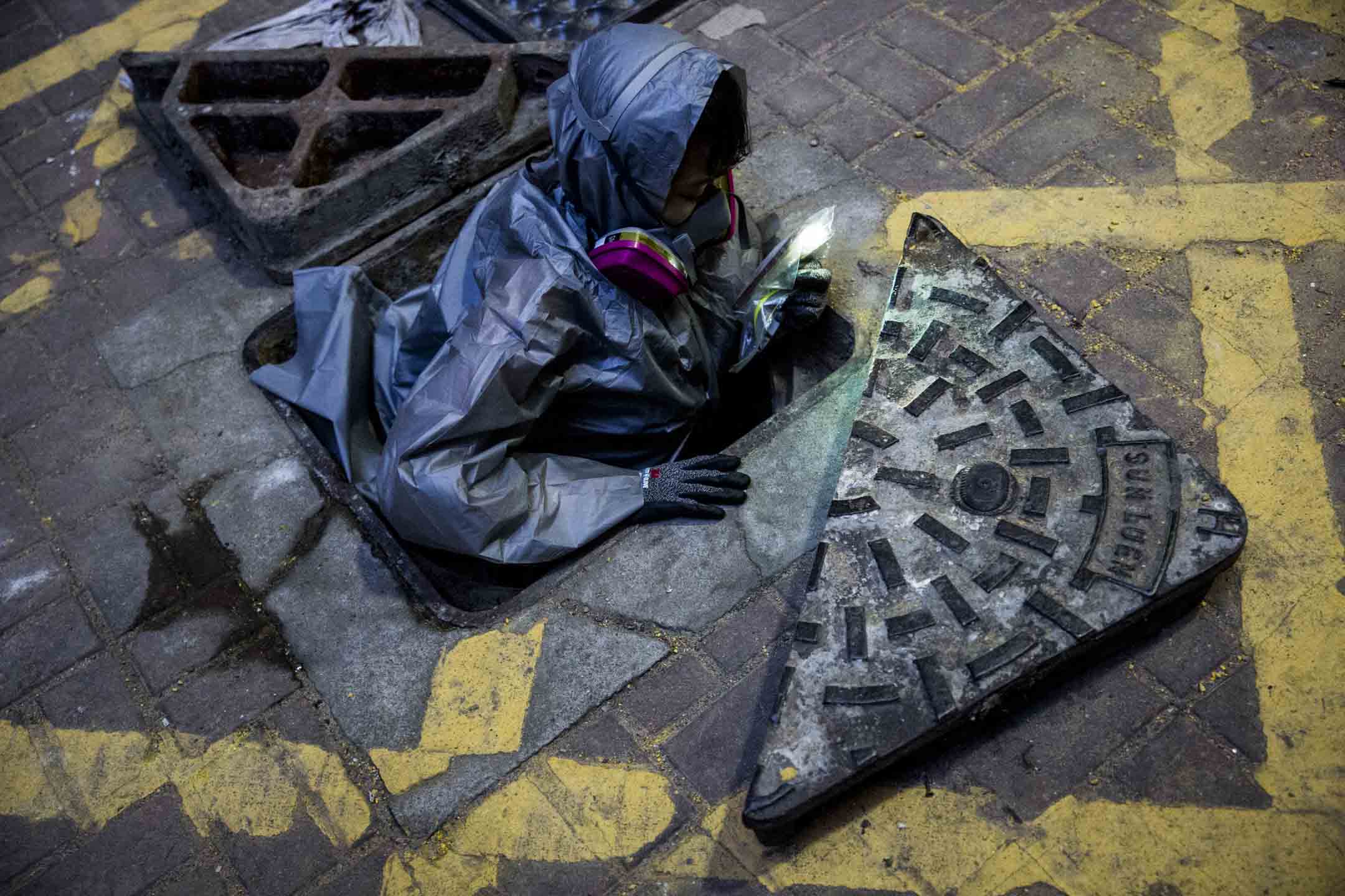 2019年11月20日，有留守者打算從理工大學進入地下渠道，希望避過警察防線離開理大。