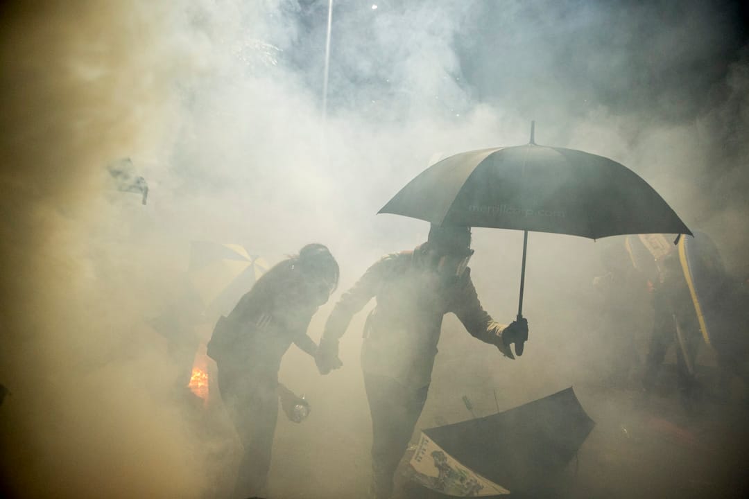 2019年11月12日，警方進入香港中文大學，發射催淚彈。