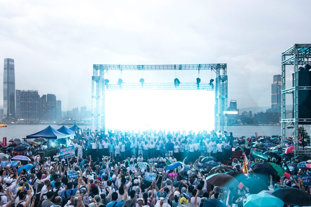 2019年7月20日，金鐘添馬公園「守護香港」大集會，眾人宣讀大會宣言後，一起高唱《獅子山下》。 