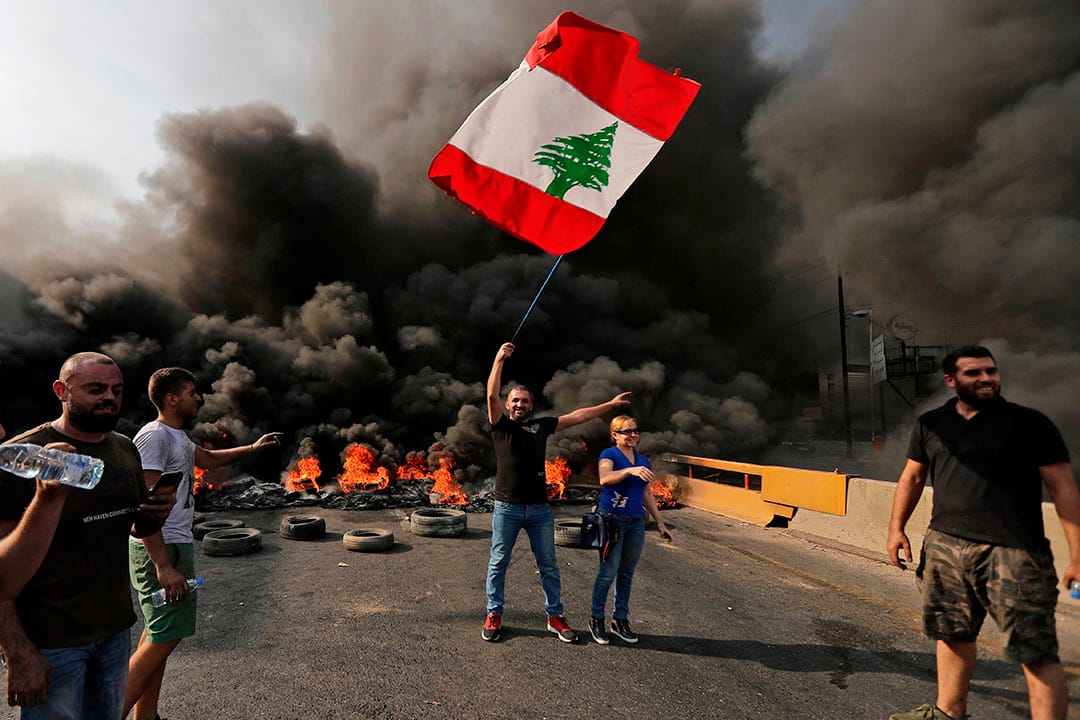 2019年10月18日，黎巴嫩示威者在前往首都貝魯特的高速公路上揮舞國旗和放火燒輪胎，抗議政府在經濟上的糟糕表現。此前政府出台對Whatsapp短信徵稅等一系列政策企圖削減財政赤字，引起公眾不滿。