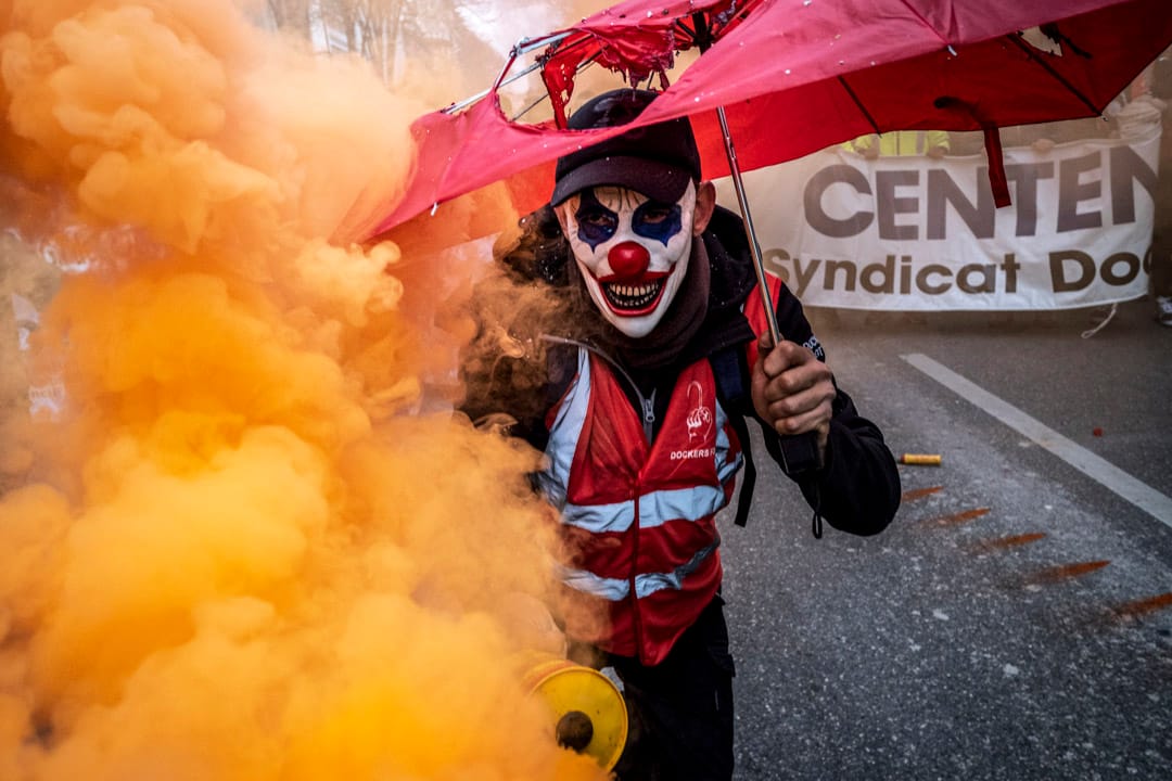 2019年12月5日，法國馬賽，反對政府退休制度改革的示威者手持煙霧彈。