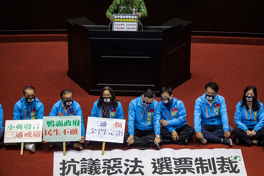 2019年12月31日，反渗透法三读期间，国民党的立委坐在议会中央抗议。