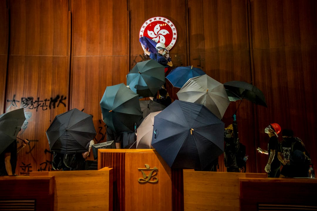 2019年7月1日，示威者成功突破佔領立法會，並曾想將港英旗蓋在特區區徵上。