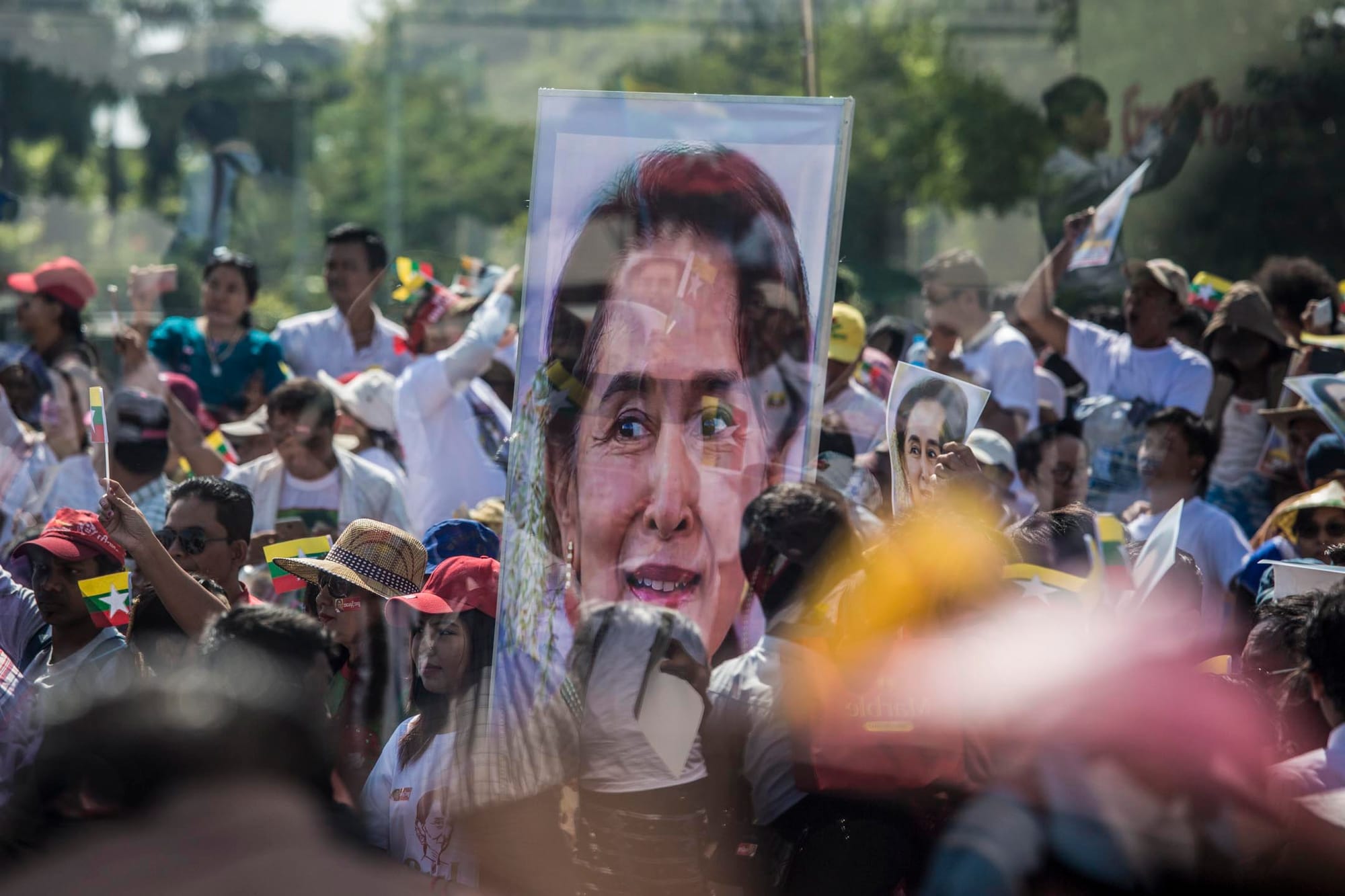 2019年12月10日，緬甸國務資政翁山蘇姬準備出席荷蘭海牙國際法院對於羅興亞事件舉行的聽證會，仰光支持者作出歡送。