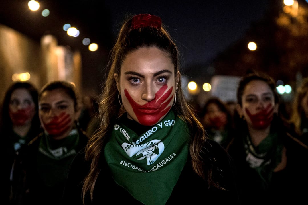 2019年7月25日，智利聖地亞哥，示威者遊行支持女性自由墮胎的權利。新上任的右翼總統皮涅拉強烈反對對墮胎法案進一步改革，此前的法案允許女性在懷孕十二週內在婦女生命受到危險、胎兒無法存活及遭受強姦的情況下墮胎，除此之外墮胎被視為刑事犯罪。