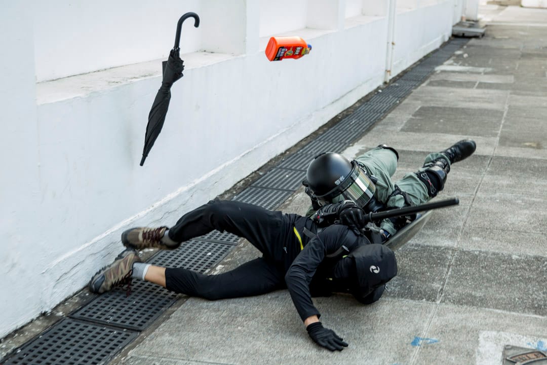2019年11月10日，防暴警察追捕在沙田的示威者。