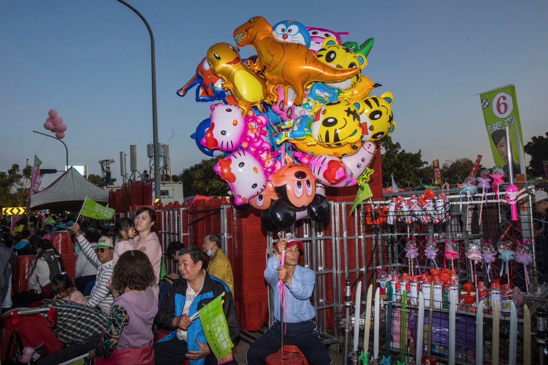 2020年1月5日，蔡英文在台南的造势晚会，一个卖气球的人。