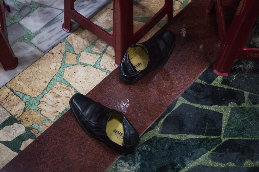 2019年12月30日，總統蔡英文到淡水沙崙保安廟參拜，廟內有人脫下皮鞋站上椅子上拍照。