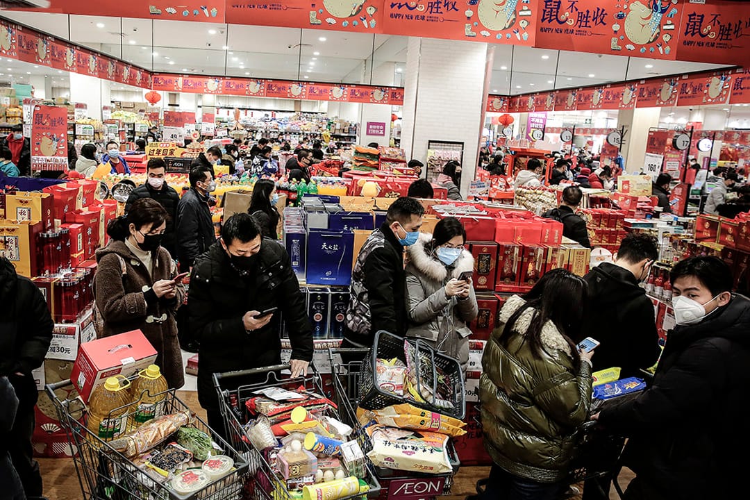 2020年1月23日武漢，居民戴口罩在超級市場購物。