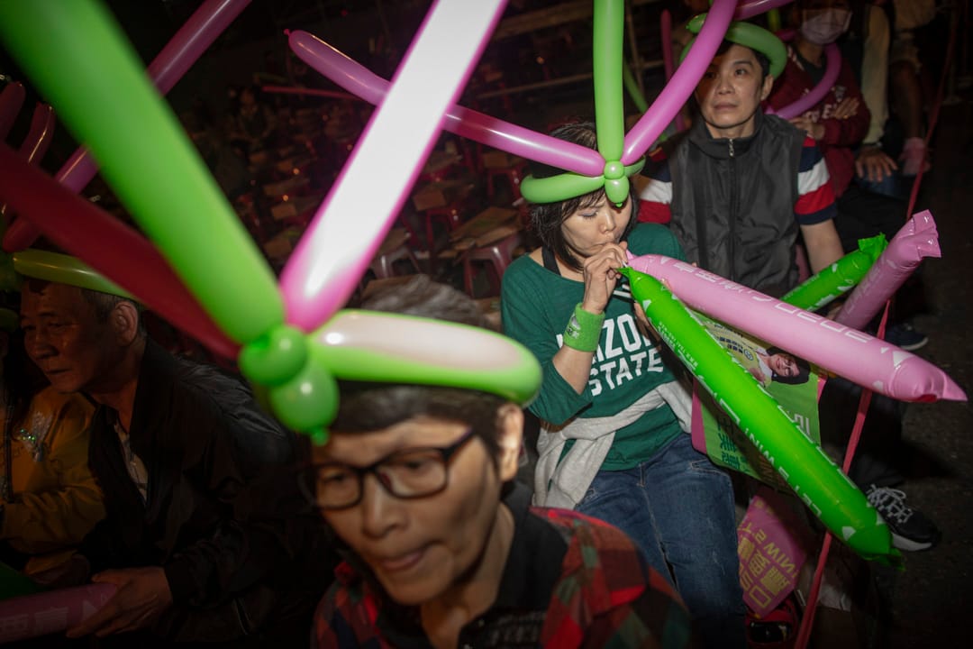 2020年1月6日，蔡英文出席嘉义的造势晚会期间，一名支持者在吹加油棒。