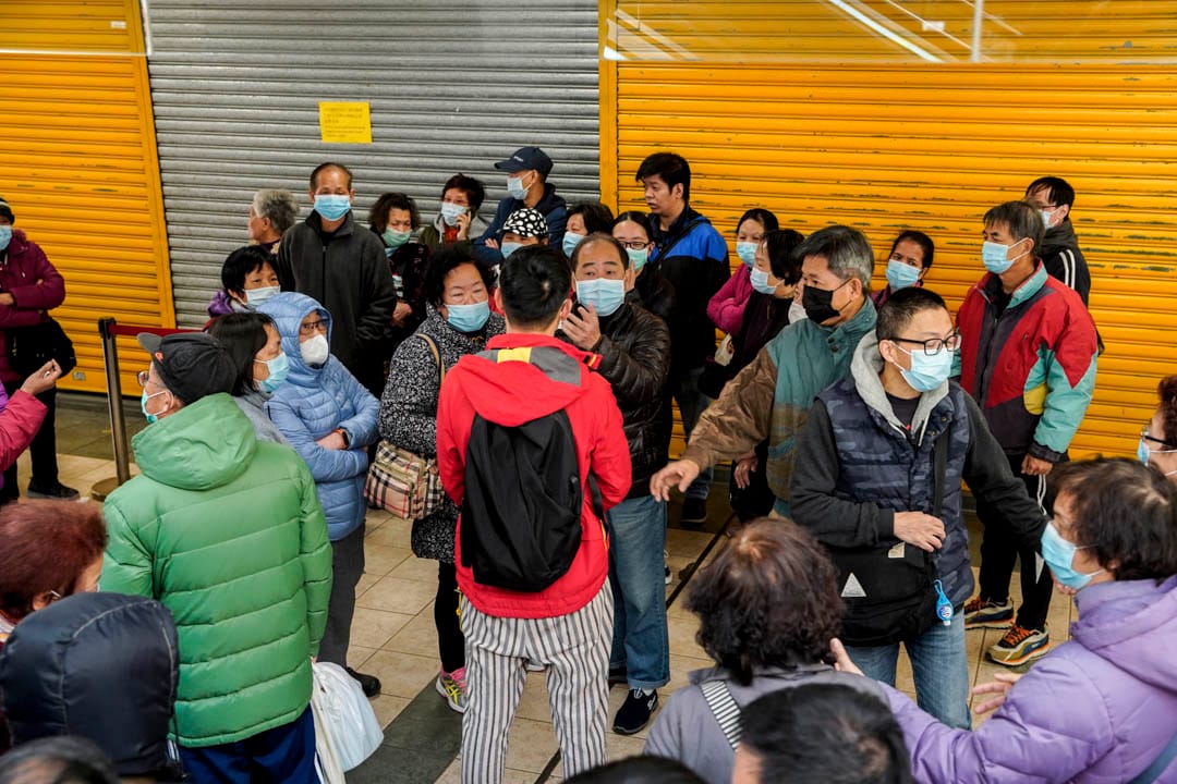 2020年1月30日，疫情爆发，全港口罩严重短缺，屈臣氏每间分店有20盒口罩售卖，很快卖完，大围龙亨区议会尝试协调，叫街坊不要包围屈臣氏，应该找林郑月娥，激怒了街坊，街坊说他应该协助大家找林郑月娥。