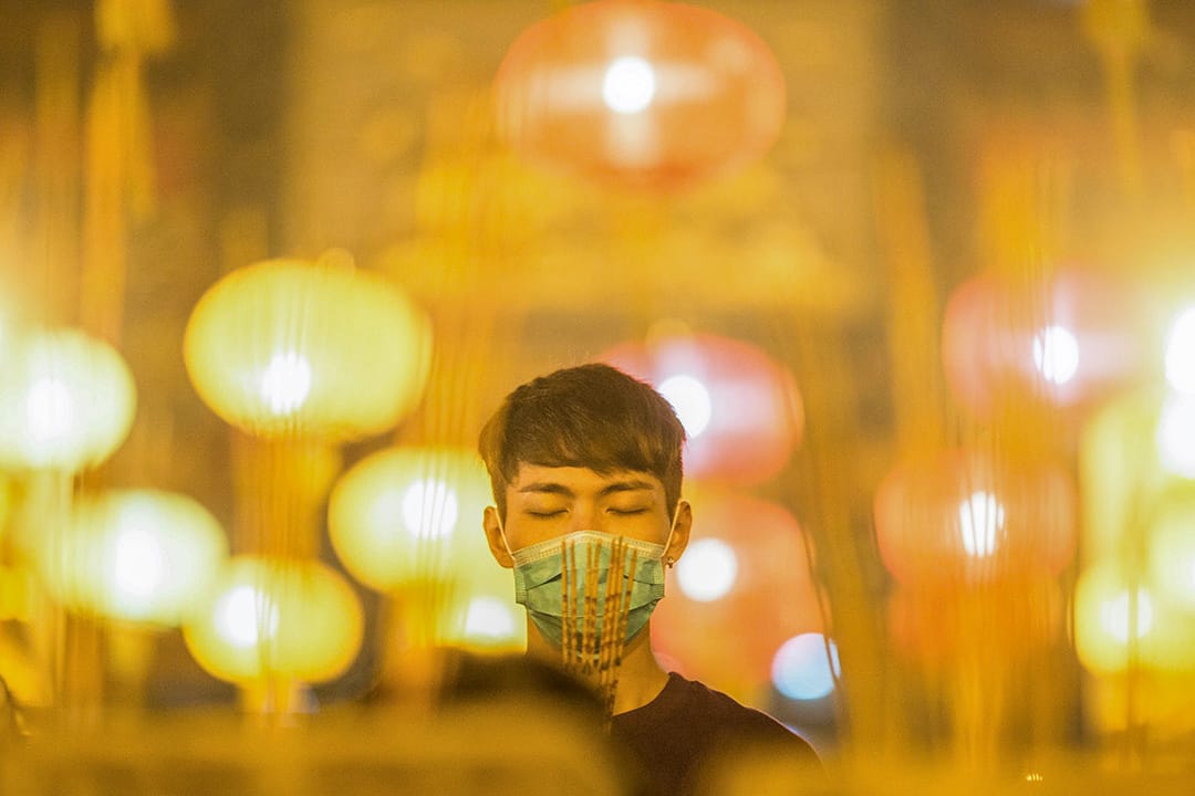 2020年1月24日，年三十晚上的黄大仙庙，市民在上头柱香。