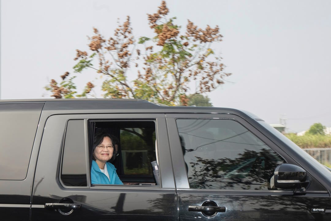 2020年1月7日，蔡英文在车上往下一个地点扫街拜票。