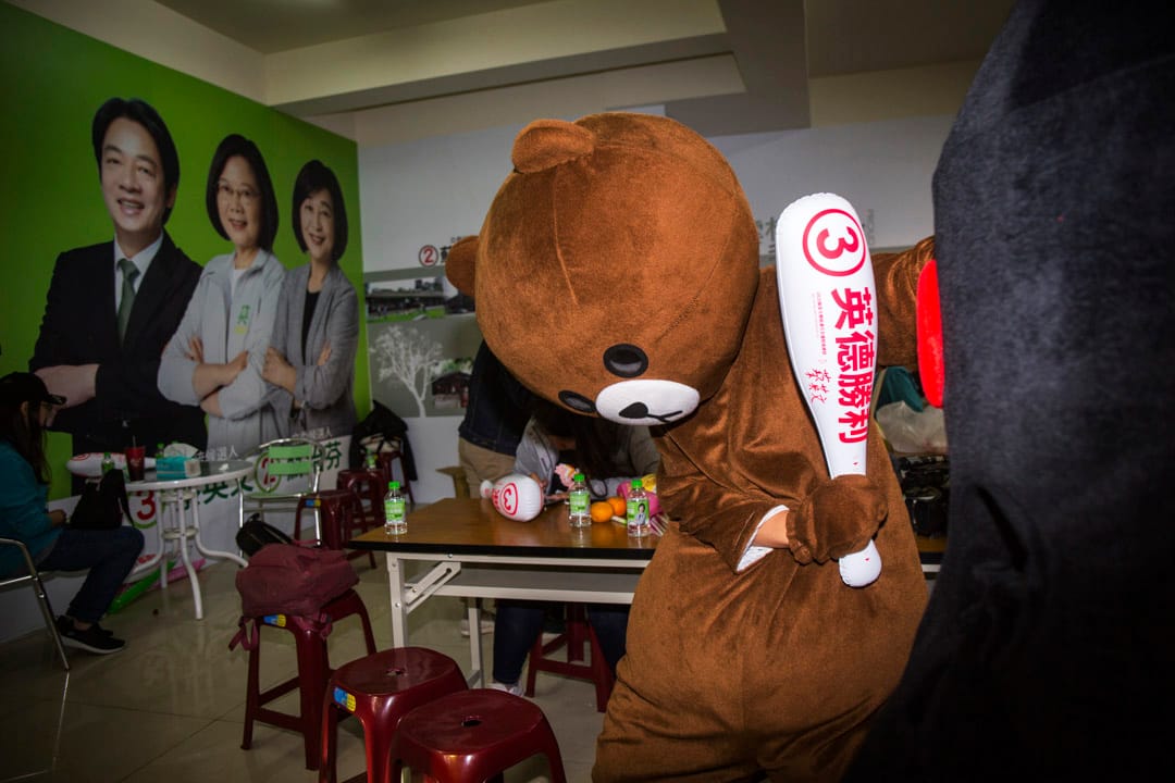 2020年1月7日，蔡英文在云林扫街拜票，于一竞选办事处内的志工。