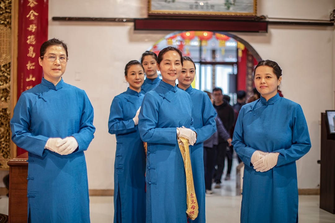 2020年1月1日，台灣總統候選人宋楚瑜於台北松山慈惠堂參拜，一班宮廟的志工預備為他奉上祭品。