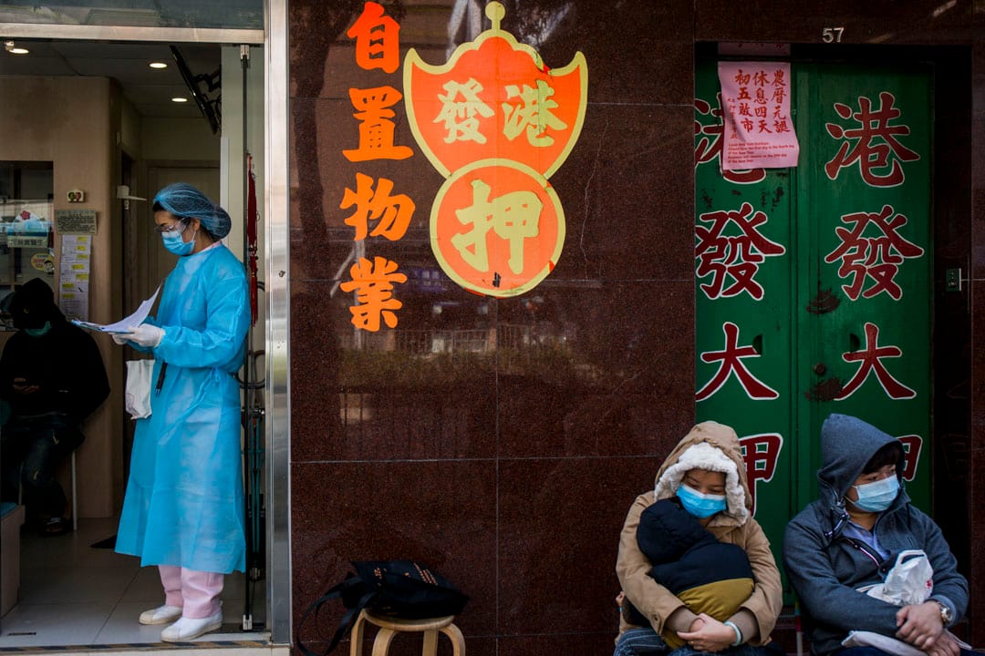 2020年1月28日，马鞍山的诊所外有人排队看医生。