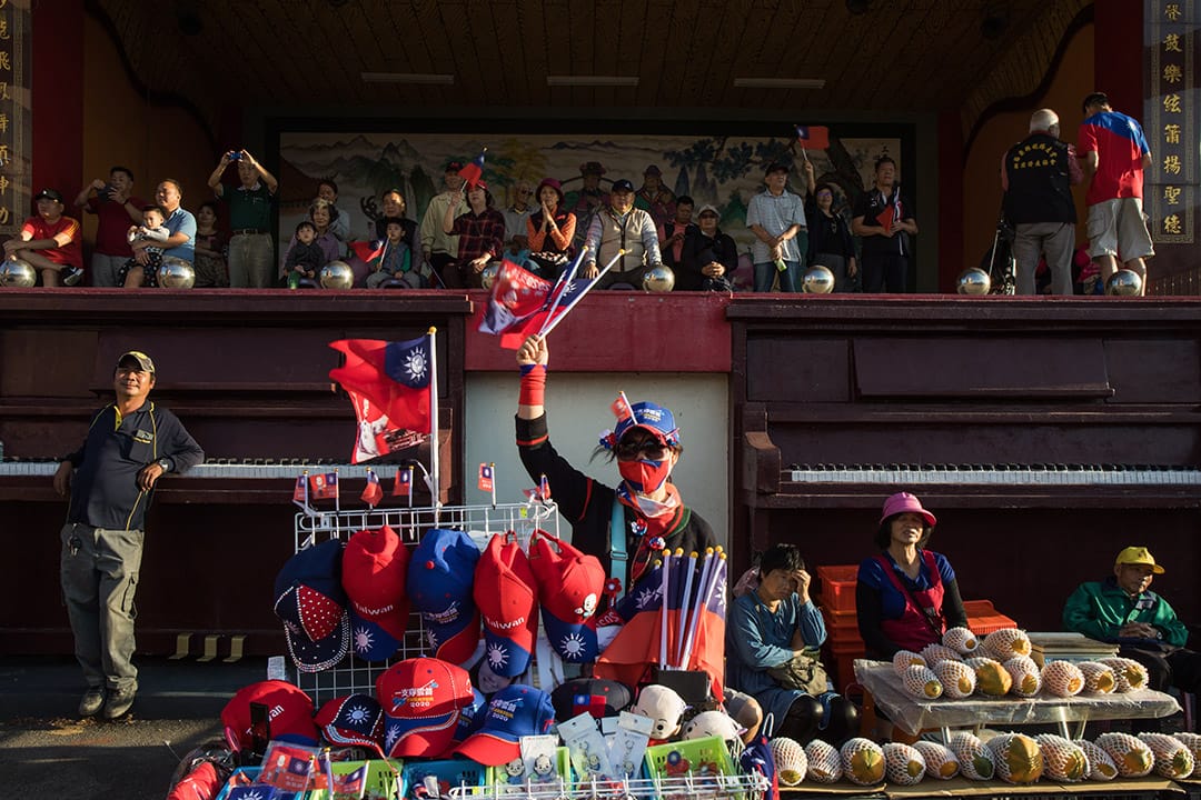 2019年11月5日，總統候選人韓國瑜於苗栗市玉清宮參拜，一名攤販於廟前的造勢活動期間擺賣。
