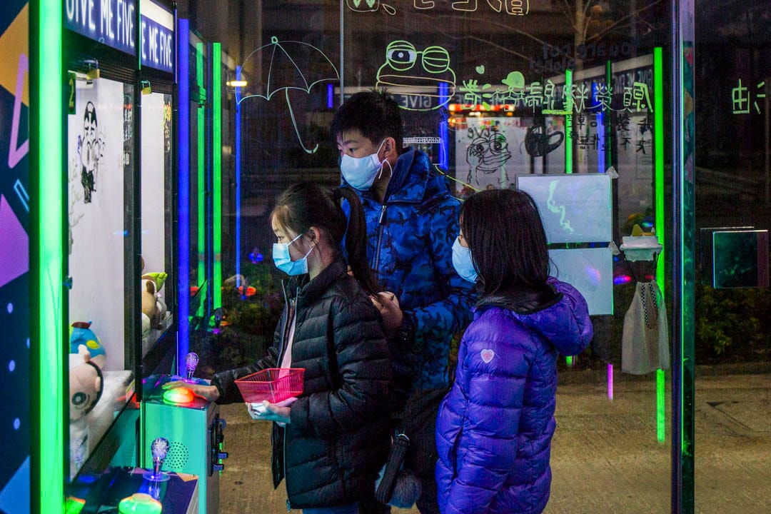 2020年1月28日，市民在马鞍山的夹娃娃店夹娃娃。