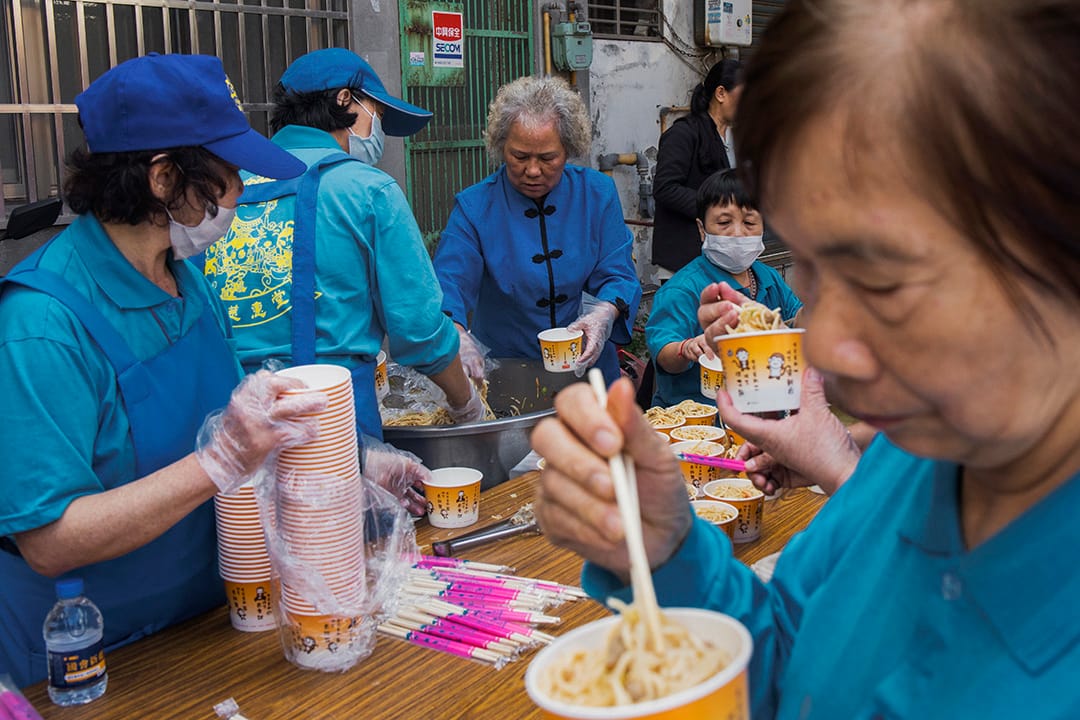 2019年11月1日，總統候選人韓國瑜在中壢一間宮廟參拜後，民眾在吃「選舉飯」。