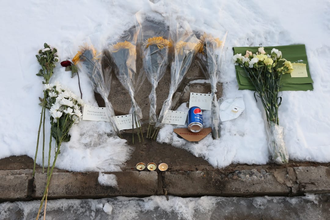 2020年2月8日，北京通惠河畔「送別李文亮」的字跡旁，市民獻上的鮮花。