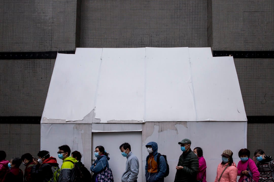 2020年2月5日，有不少市民於九龍灣排隊輪候購買口罩，人龍圍繞整個九龍灣工業區。