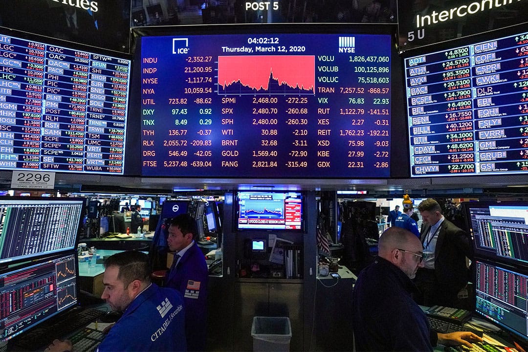2020年3月12日在紐約證交所，螢幕上顯示道瓊斯工業平均指數。