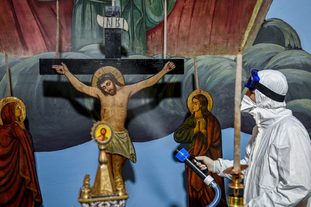 2020年3月15日，土耳其伊斯坦堡，工作人員正在替一家教會消毒。