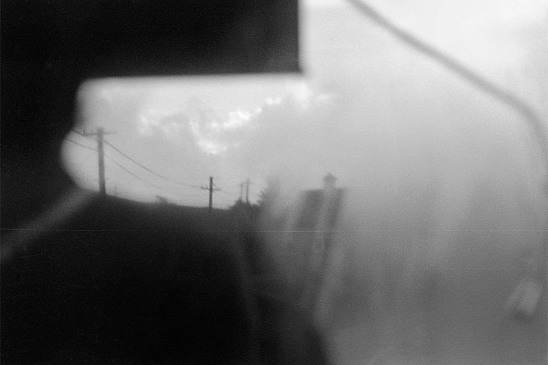 雨中車窗 (1976-1980)。