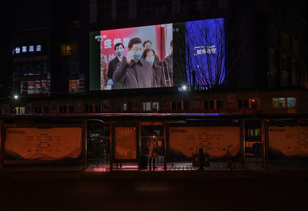 2020年中國北京，車站上的大螢幕播放著習近平有關疫情的講話片段。