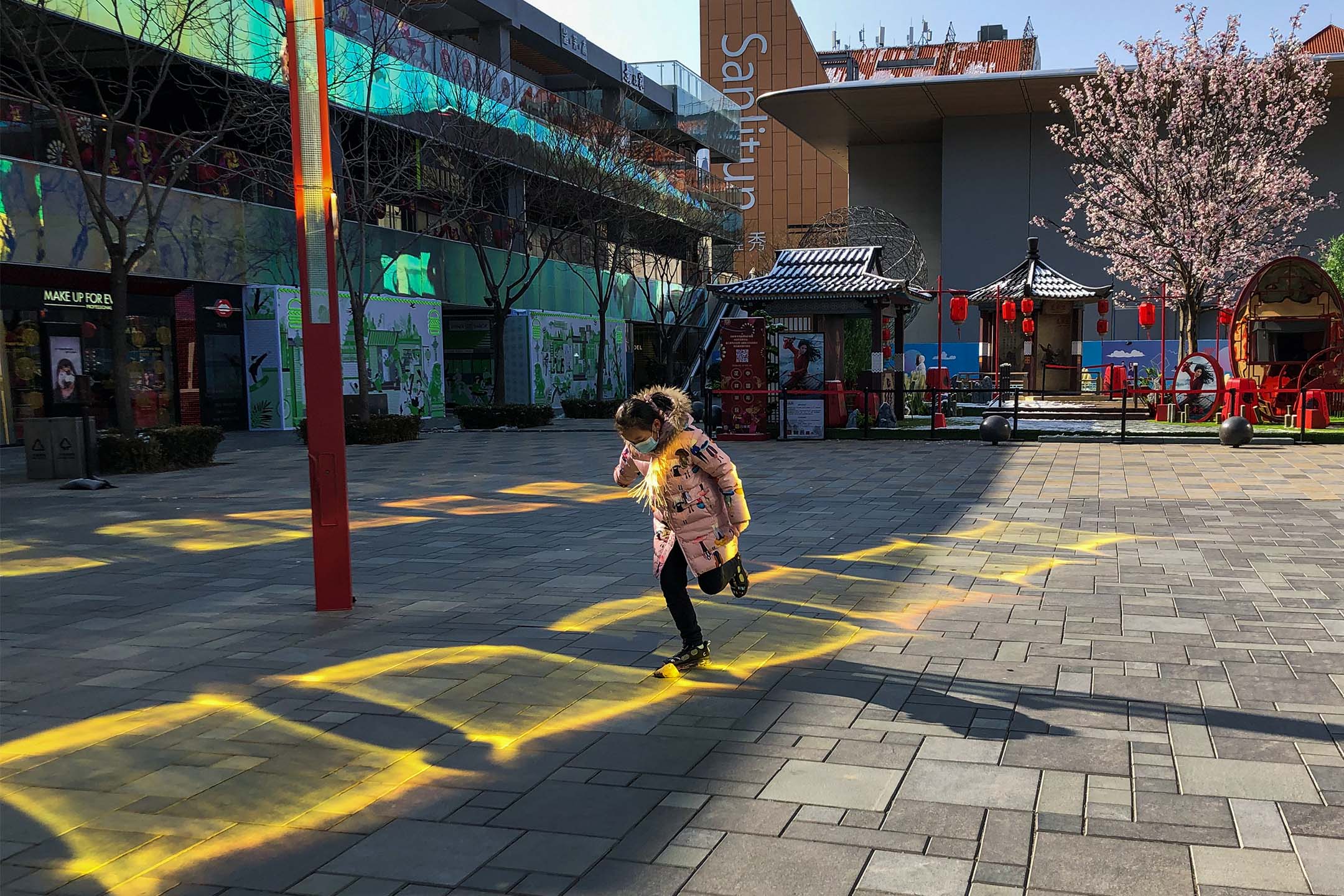 2020年2月17日北京，戴著口罩的女孩在商場玩耍。