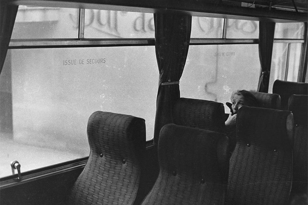 科西嘉長途車上孤獨老婦人(1976-1980)。