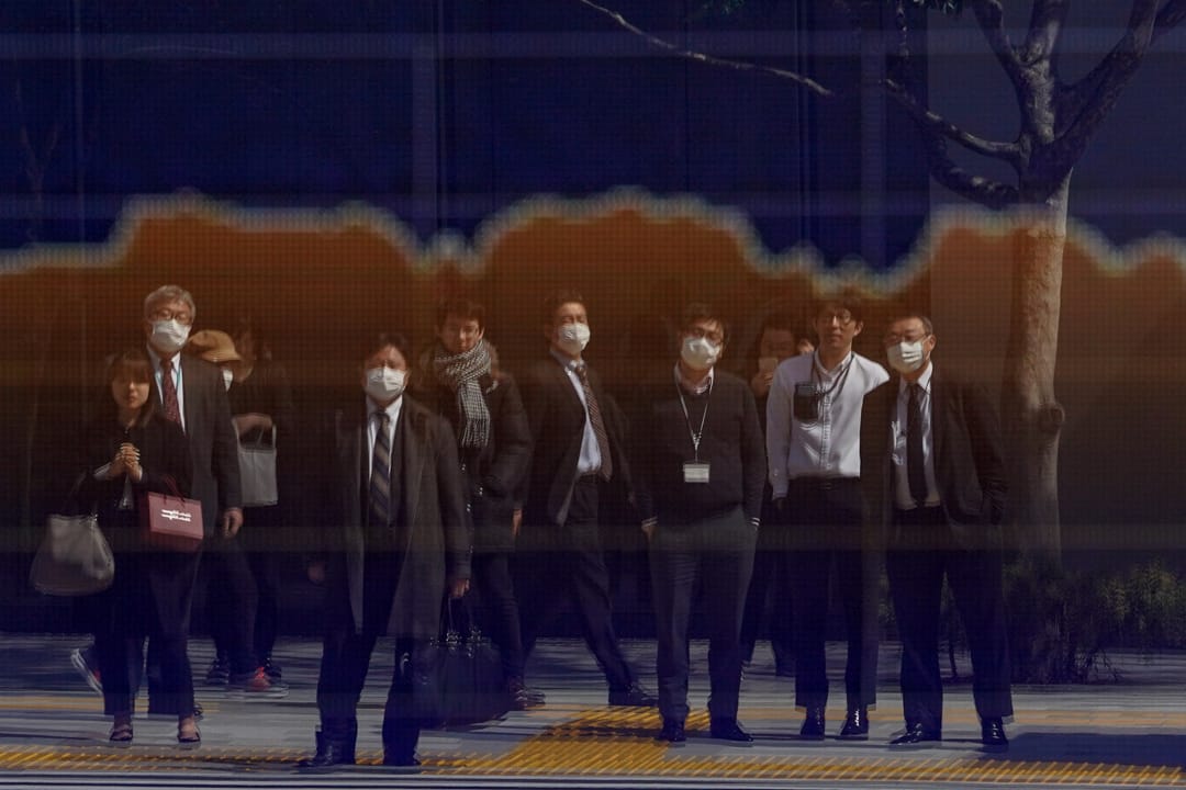 2020年3月13日，日本東京街上的行人戴著口罩。