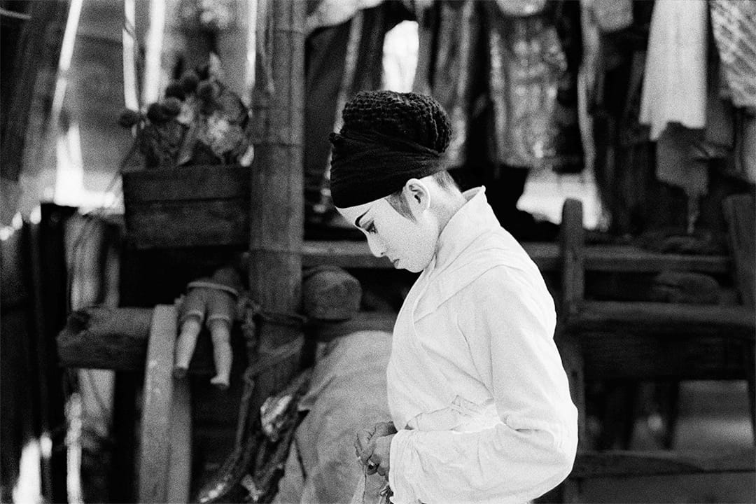 白色女伶與側光 (1978)。