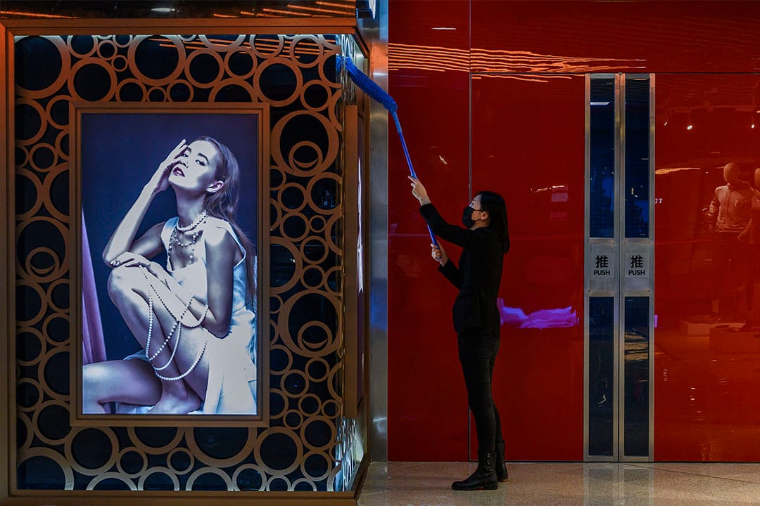 在2020年2月22日中國北京，一個無顧客的商城內。