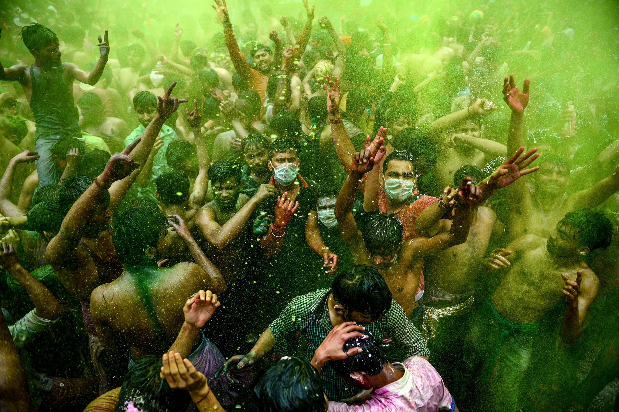 2020年3月10日，印度人正在安拉阿巴德慶祝侯麗節，當中有人戴著口罩。