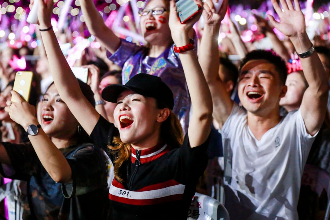一個音樂會上,熱情歌迷為偶像吶喊。