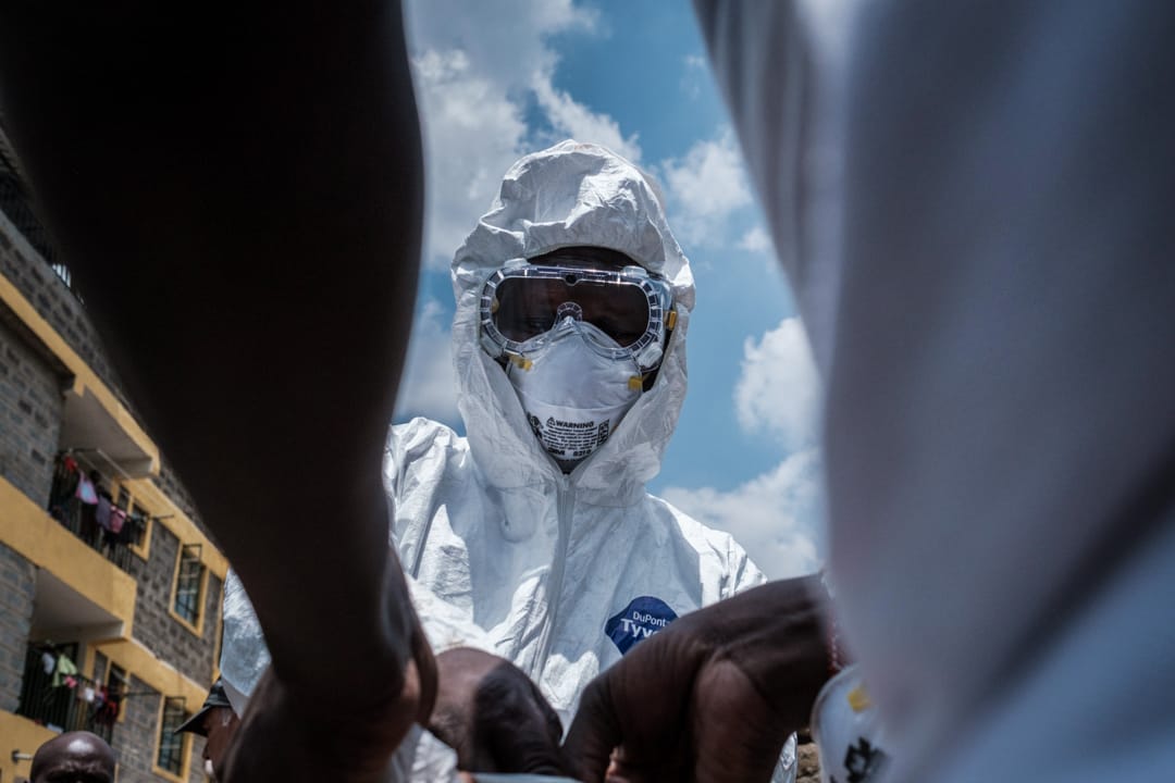 2020年3月14日，肯亞內羅比附近的一個小鎮發現該國第一名確診者，穿著保護衣的工作人員到場消毒。