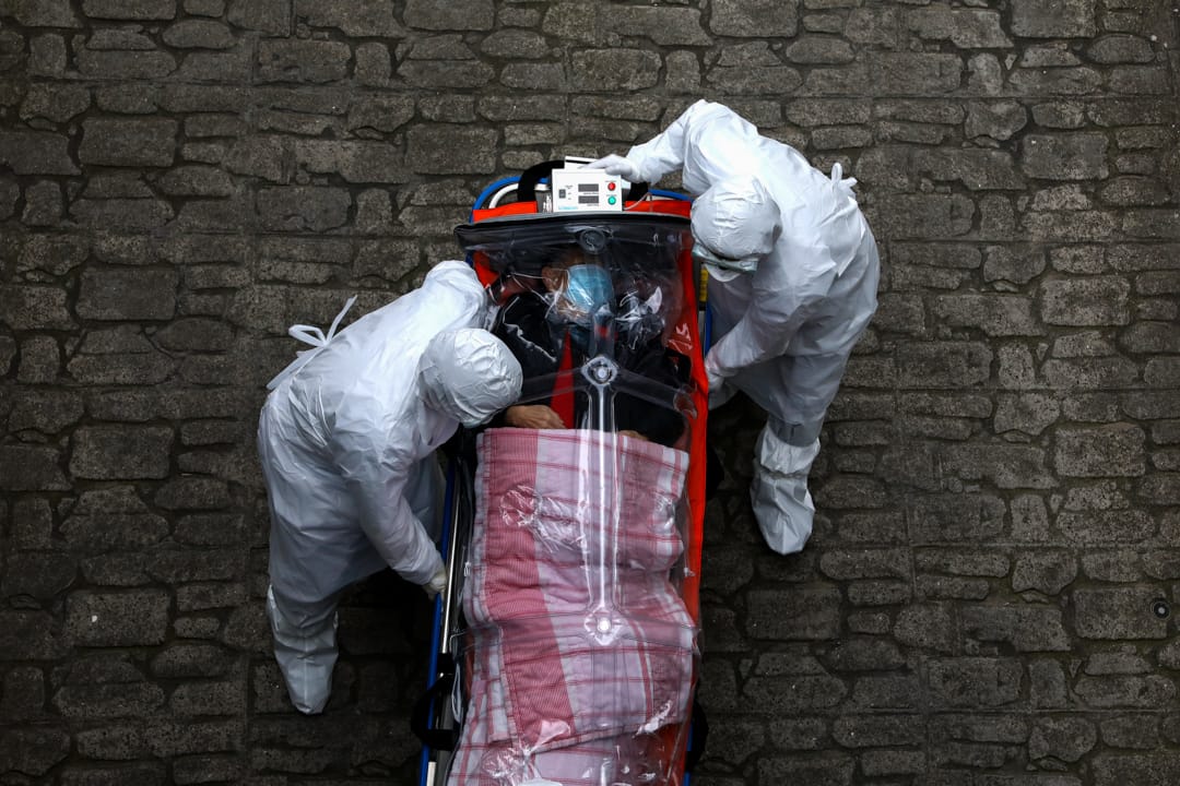 2020年3月9日，南韓首爾的醫護人員正在將一名冠狀病毒確診者送院。