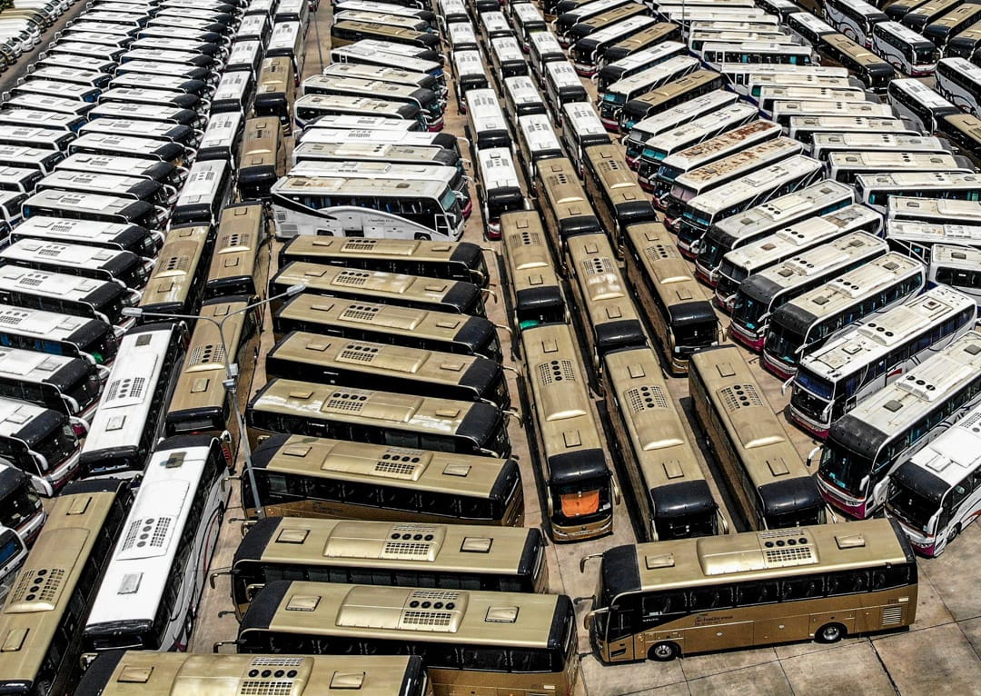 2020年3月8日，因疫情而旅客銳減，曼谷蘇凡納布機場停滿了旅遊巴士。