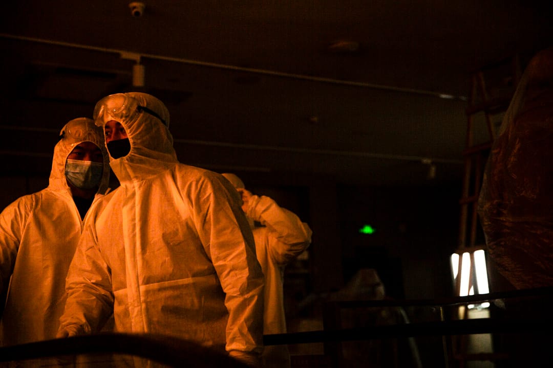 武汉武昌区，汉街商业区内一家服装店在进行开业前消毒。