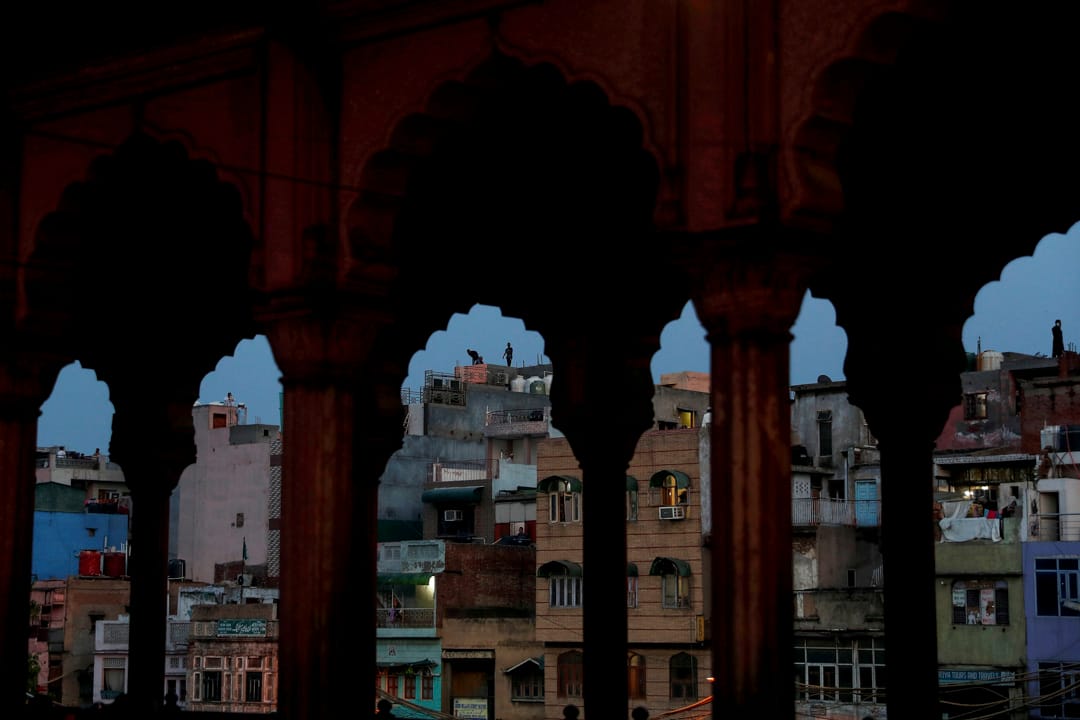 2020年4月24日，印度的斋月前夕，穆斯林男子站在屋顶上。