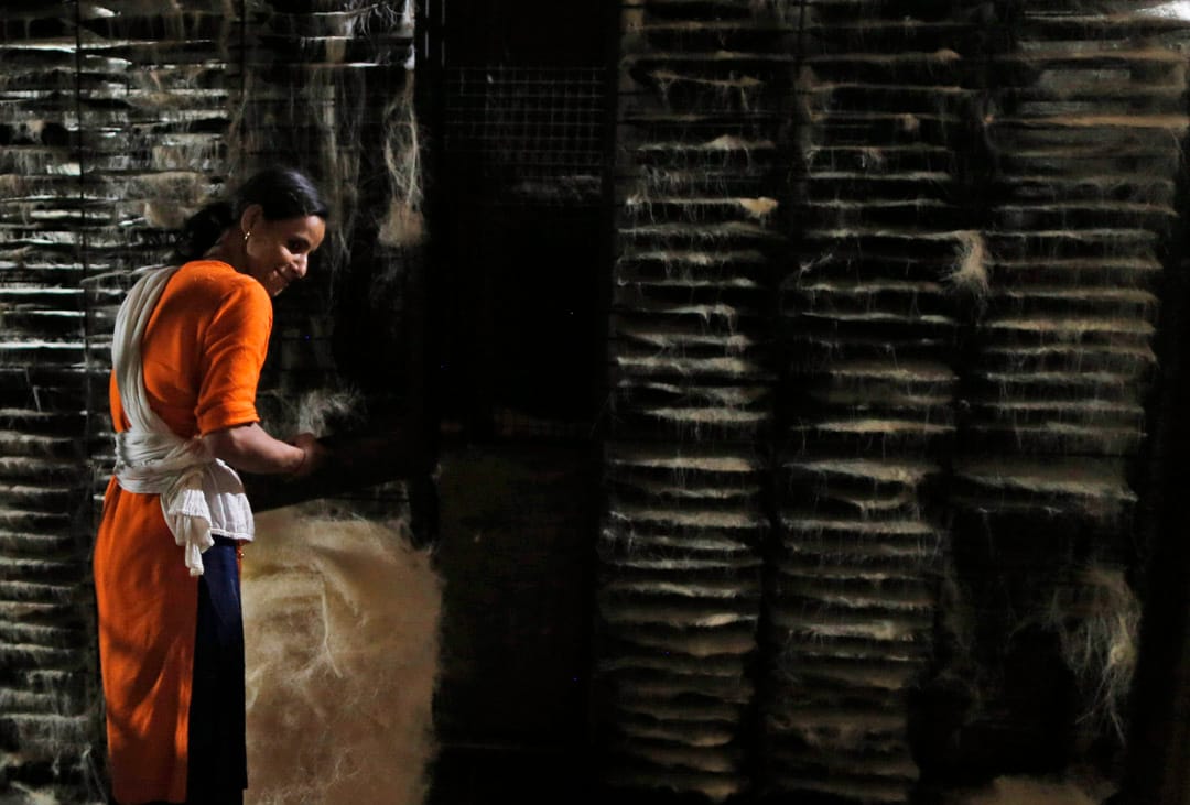 2020年4月25日，印度一家工厂，工人在安排于斋月中需要的干粉条。