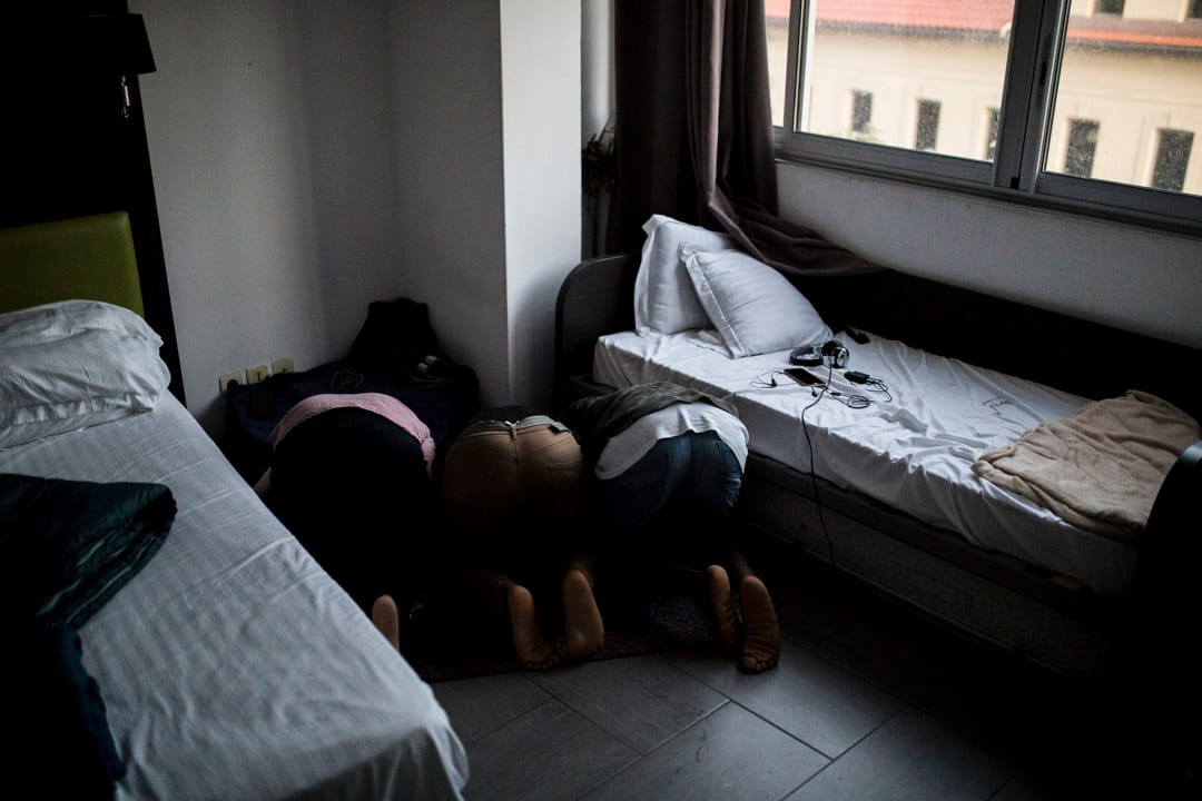 2020年4月24日，法国马赛，穆斯林在封闭的房间里，于斋戒月的第一天一起祈祷。 